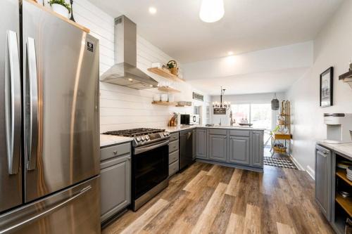 Three Oaks Maison | Elm St Retreat - 3 Min walk to Downtown Three Oaks
