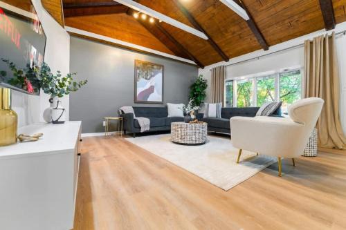 Elmhurst Maison | Elmhurst 3BR House with Modern Farmhouse Charm