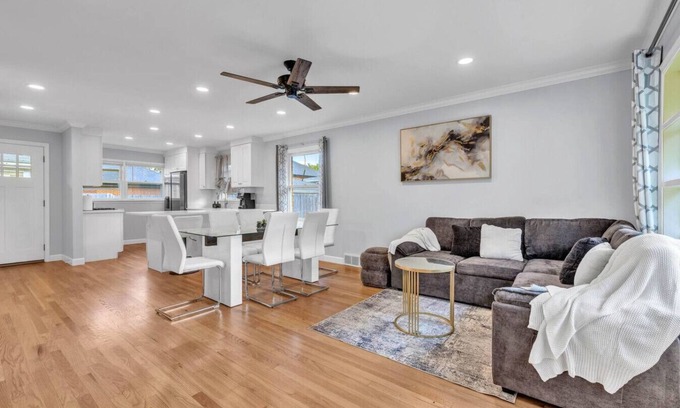 Elmhurst Appartement | Elmhurst Gem – Ideal Mid-Term Rental, Top Location