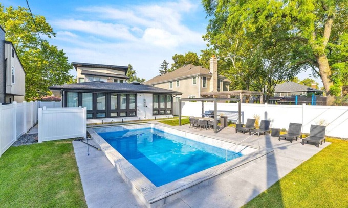 Elmhurst Appartement | Elmhurst Luxury 4BR w/Pool, Fenced Yard, Downtown