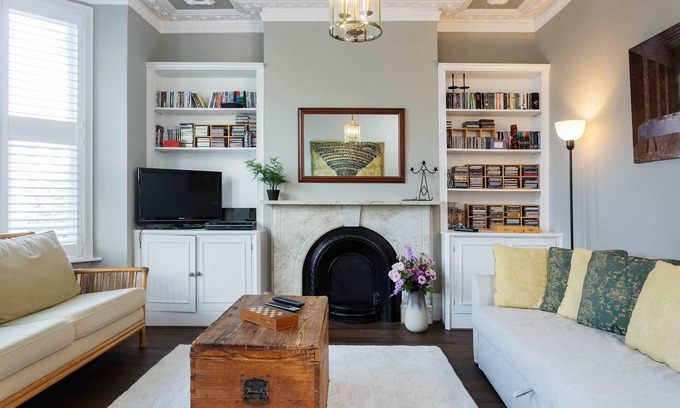 Oval Maison | Embassy Elegance, by Veeve