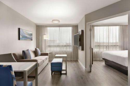 Pointe Claire Hôtel | Embassy Suites By Hilton Montreal Airport