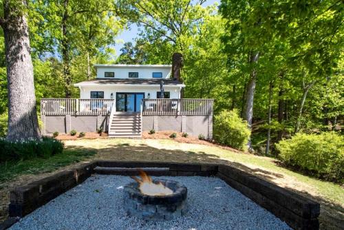Bowling Green Maison | Embrace Nature in this Lakefront Cottage with Fire Pit in Charlotte, North Carolina