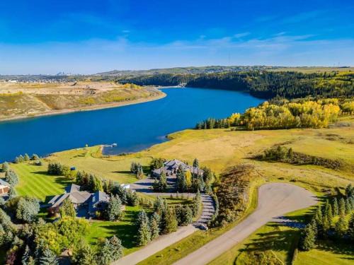 Springbank Maison | Emerald Bay Luxury Retreat with Hot Tub
