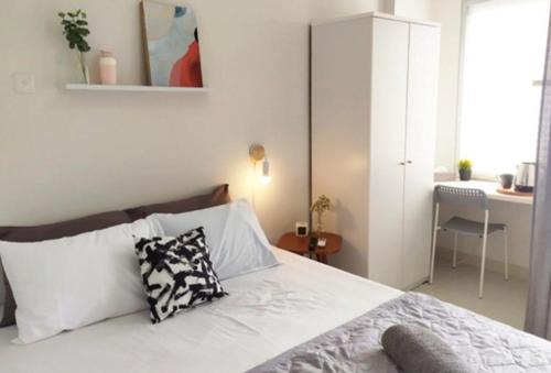 Pondok Aren Appartement | Emerald Bintaro by Kakarama Room