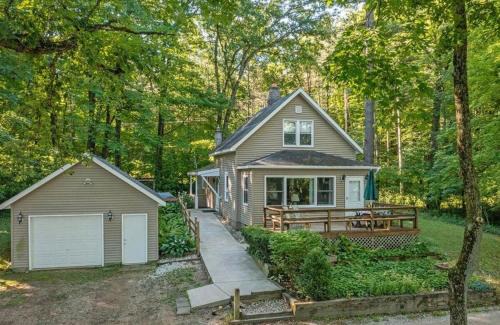 Newaygo Maison | Emerald Cove Cottage-3 bd, 2 ba-Sleeps 10