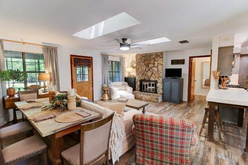 Shreveport Maison | Emerald Point Cabin - Lake Front With Kayaks