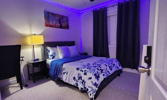 London Maison | Emerald Staycation Suite:Shared washroom (2-1), Street Parking at Owners risk