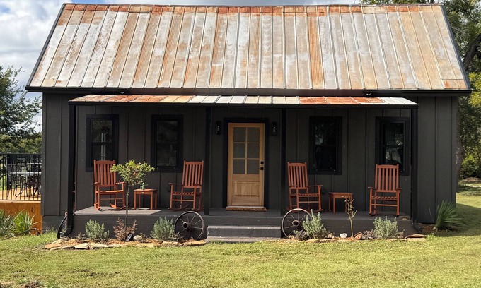 Saint Jo Maison | Emma Sue-walking distance to Red River Station
