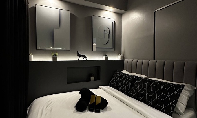 Highway Hills Copropriété | EmmaSleep, DysonFan, Netflix, Disney+, PS4™ - 1BR w/ Balcony - City & Pool View
