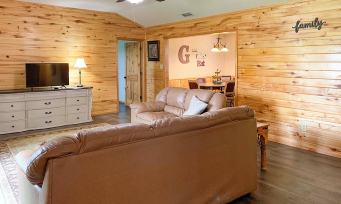 Emory Cottage | Emory Escape w/ Pond Access < 13 Mi to Lake!