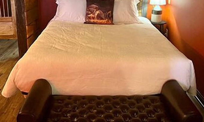 Stanardsville Maison | Empty Bottle Saloon - Rm. 209