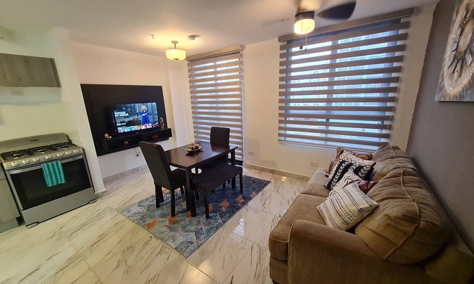 Tumba Vieja Appartement | En el Corazón del Area Bancaria, Lugares de Interes a Metros del Apartamento