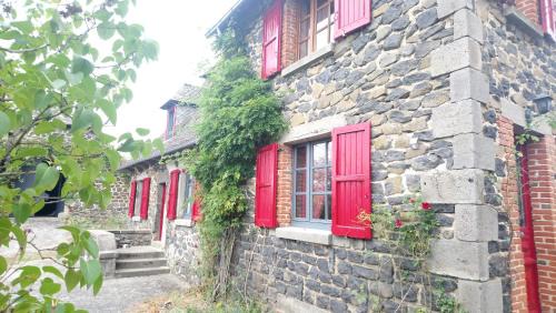 Vezels-Roussy Appartement | En pleine nature cantalienne et au calme village , Maison confortable et spacieuse pour 9 pers