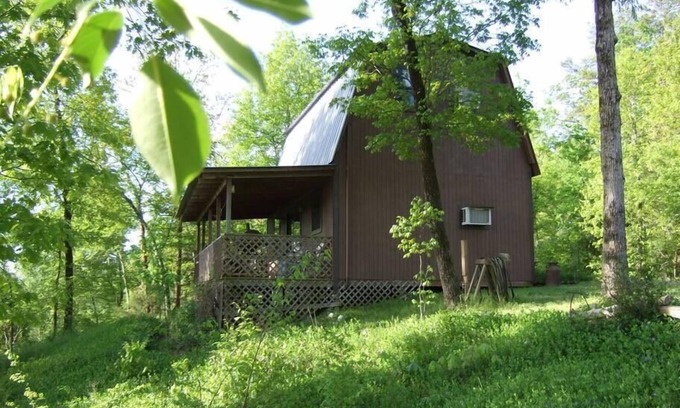 Pencil Bluff Maison | Cabine enchantée sur une falaise surplombant la rivière Ouachita dans la forêt nationale