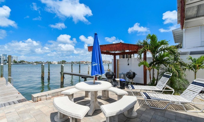 Bay Esplanade Appartement | Enchanted Inn Suite #2 w/ View of the Intra-costal water-way Pool, Fishing Dock,