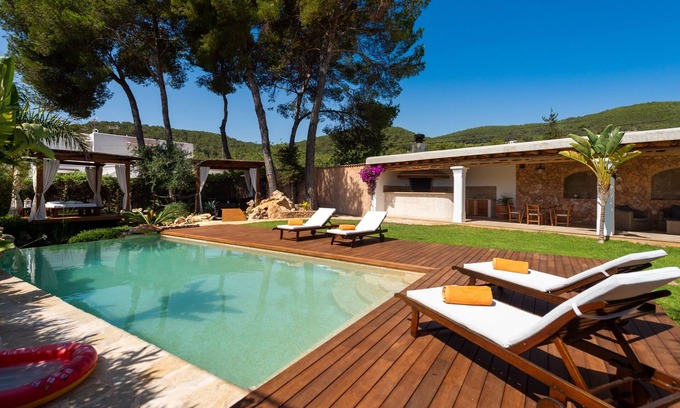 Santa Eulalia del Rio Villa | Villa enchanteresse "Casa Es Pins" avec piscine, terrasse, climatisation et Wi-Fi