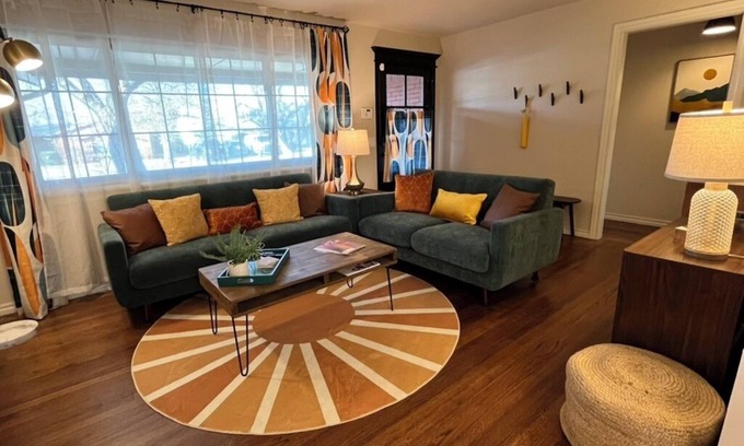 Central Oklahoma City Maison | Enchanting 3BR house with MCM decor in The Village