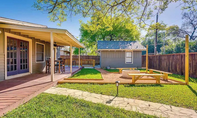Terrell Heights Maison | Enchanting 4-bedroom house with Pool, Theater, Firepit and Games. Pet Friendly.