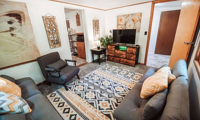 Arkdale Cabine | Enchanting bee inspired 2-bedroom cabin in Arkdale