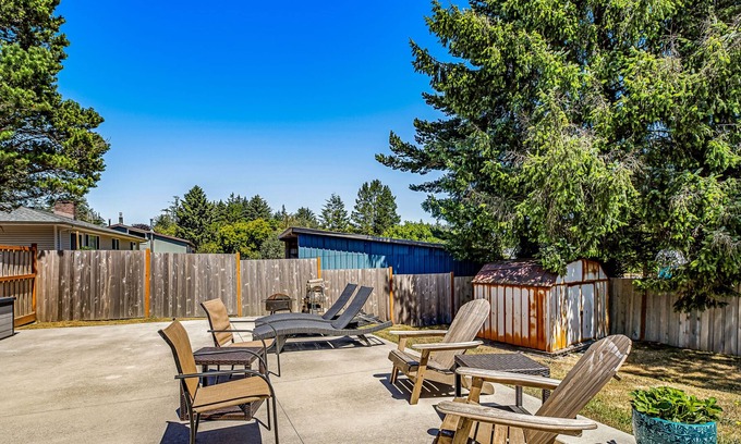 Warrenton Maison | Enchanting dog-friendly with hot tub, lake nearby, fast WiFi, & washer/dryer