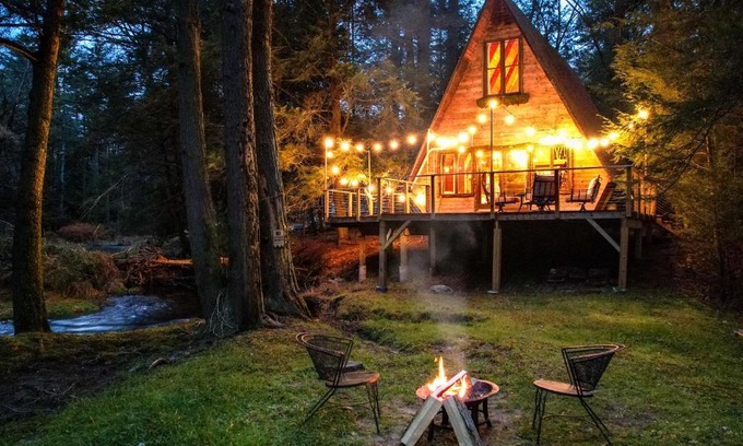 Yulan Chalet De Ski | Enchanting River- Water Front A-Frame Cabin