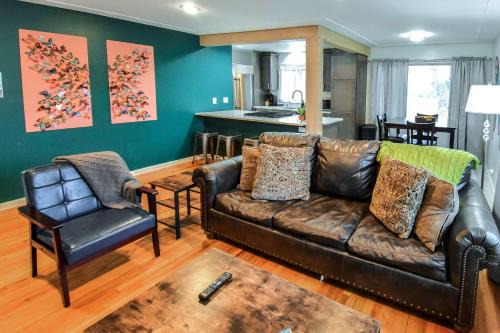 Southeast Maison | Enchanting Upper Unit with City Charm