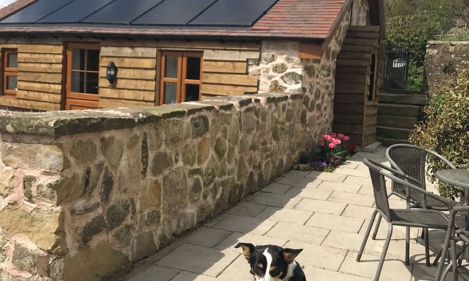 Wall-under-heywood Maison | Enchmarsh Farm Byre is surrounded by beautiful countryside on our working farm.