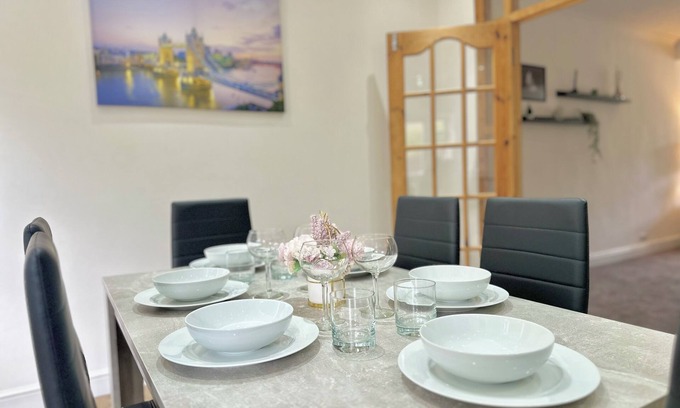 Enfield Highway Maison | Enfield’s Spacious Hidden Gem+ WIFI + Parking + Garden space