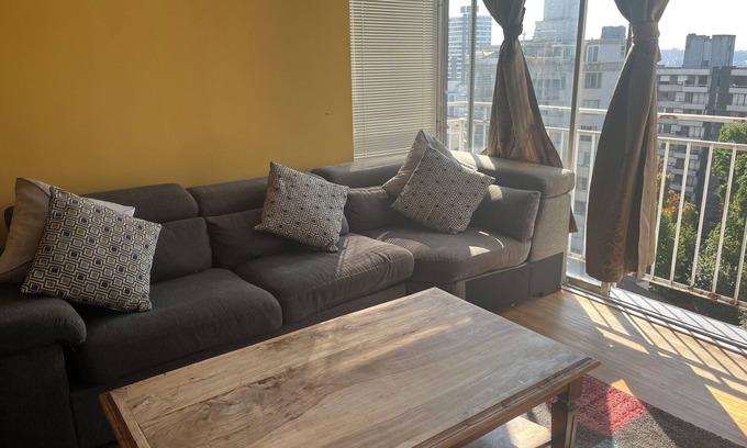 West End Appartement | English Bay Views - Cozy Davie Village apartment with rooftop pool deck!