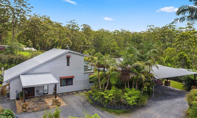 Lowanna Maison | Enjoy a 5-star experience in the Australian bushland, Ideal for groups retreats.