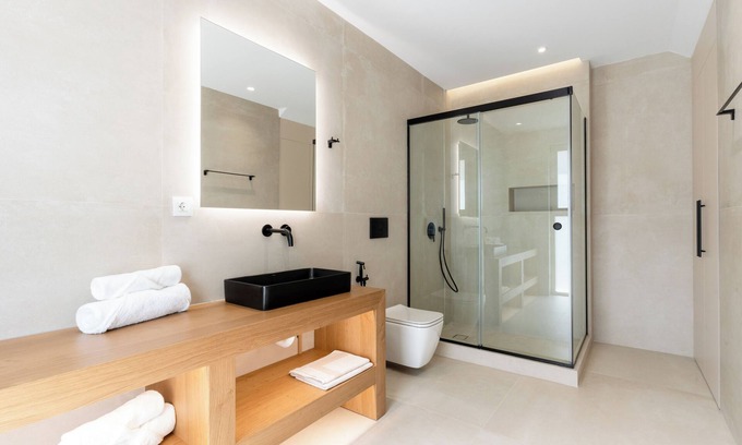 Agios Dimitrios Appartement | Enjoy a comfortable and luxurious stay.