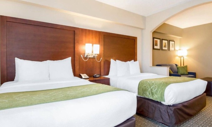 Avenel Maison | Enjoy a cozy bed and spacious room near the Newark Airport