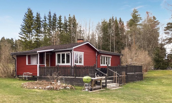 Norrtalje Maison | Enjoy a glass of champagne in the bubbling whirlpool in the greenery near the lake
