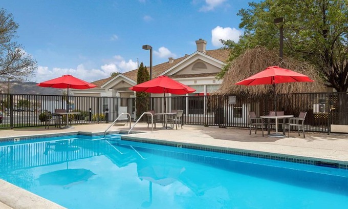 Reno/Tahoe Airport Station Balnéaire | Enjoy a Hassle-Free and Suiting Stay! 2 Modern Units, Full Kitchen, Pets Allowed