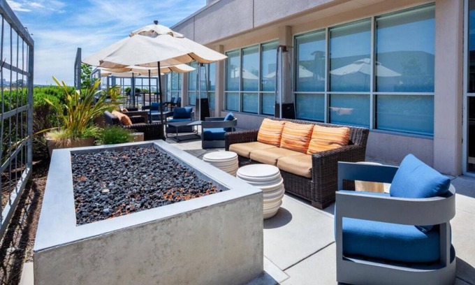 Emeryville Hôtel | Enjoy a Hassle-Free and Suiting Stay! Parking, Pet-Friendly Property