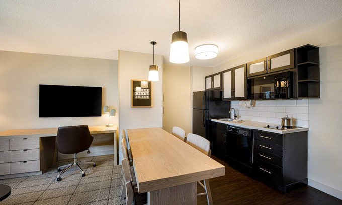 Exchange Place North Hôtel | Enjoy a Hassle-Free Stay! 2 Posh Units, Near J. Owen Grundy Park, Pet-Friendly