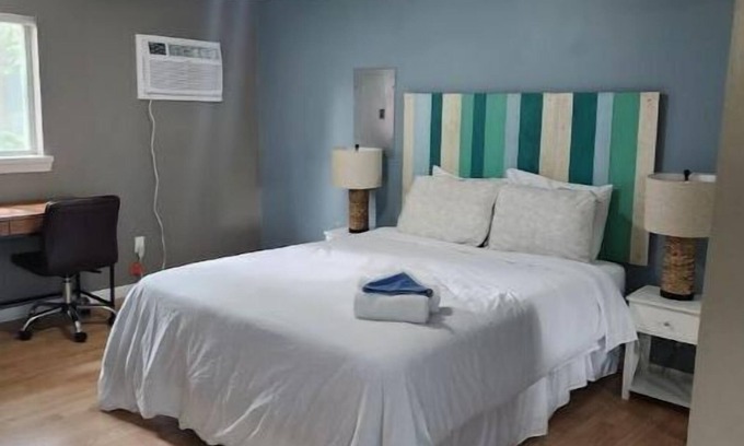 Spring Grove Cabine | Enjoy a Lakefront Getaway @ The Lake-Heim by Chain-O-Lakes