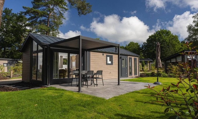 Loenen Maison | Enjoy a luxurious holiday home for 4 people in the wooded nature of the Veluwe, complete with modern amenities, air conditioning, and a stylish pergola for optimal comfort. Additionally, unwind in the private hot tub, perfect for relaxing after a day