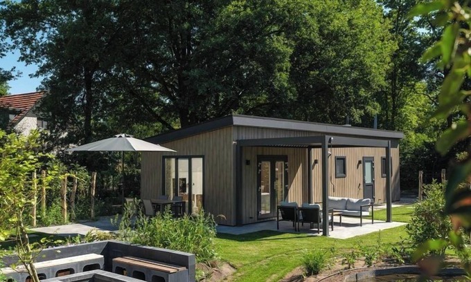 Lieren Maison | Enjoy a luxurious holiday home for 4 people in the wooded nature of the Veluwe, complete with modern amenities, air conditioning, and a stylish pergola for ultimate comfort. You can also completely unwind in the wonderful private hot tub and sauna, p