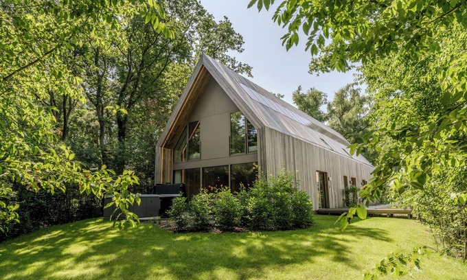 Zolder Maison | Enjoy a luxury vacation in the Lodge with Jacuzzi, accommodating 8 guests, set in a serene forest edge location.