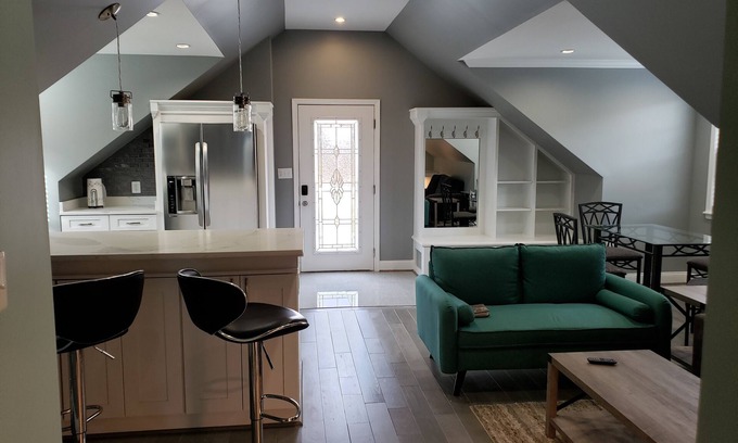 Gainesville Appartement | Disfrute de una agradable estadía en nuestra casa en una propiedad de 4 acres de bosque cerca de Washington D. C.