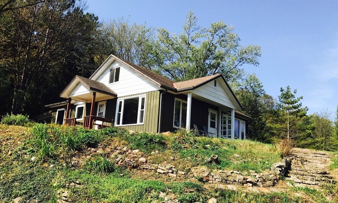 Richland Center Cottage | Profitez d'un séjour de détente au Chickadee Cottage dans le Richland Center Wisconsin