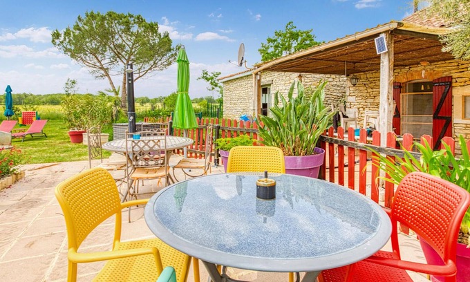 Septfonds Maison | Enjoy a relaxing and pleasant vacation in this tasteful and individual apartment.