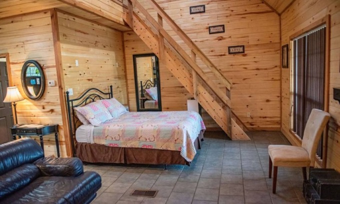 Lindale Cabine | Enjoy a Rustic Chic Cabin in East TX!