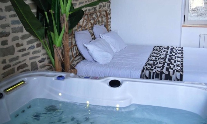 Montaubert - Rille - Saint-Sulpice Appartement | Profitez d’une douce nuit avec jacuzzi