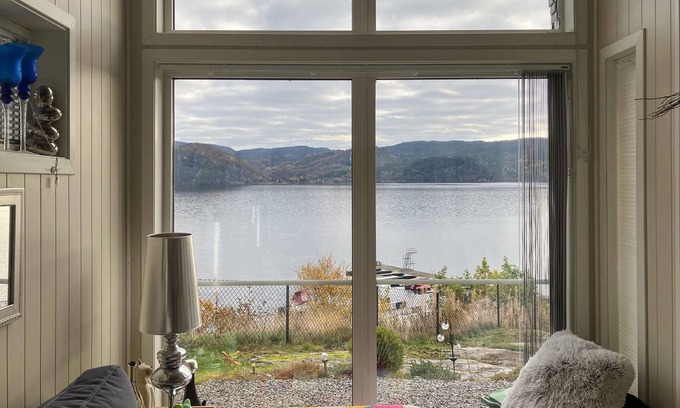 Lund Maison | Enjoy a unique panoramic view in this inviting vacation home on the lake.