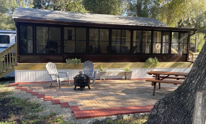Salt Springs Cabine | Enjoy a view of Little Lake Kerr while sipping your coffee!