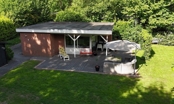Gasselte Maison | Enjoy a wonderful stay in this detached, child-friendly bungalow. The spacious, sunny garden gives you all the freedom to enjoy the outdoors.