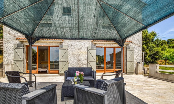 Giuncaggio Maison | Enjoy an unforgettable time in this homely vacation home with pool and landscape panorama.